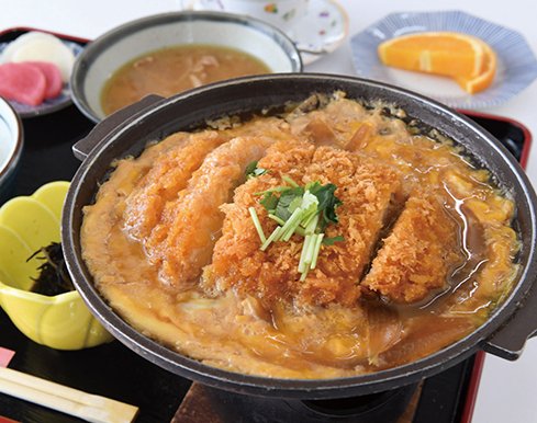 鉄鍋で提供されるゲレンデグルメ