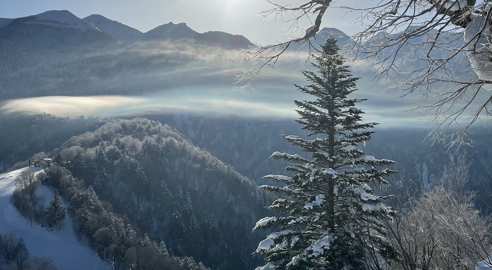 眼下に雲海と幾重にも連なる山並みを望むパノラマ