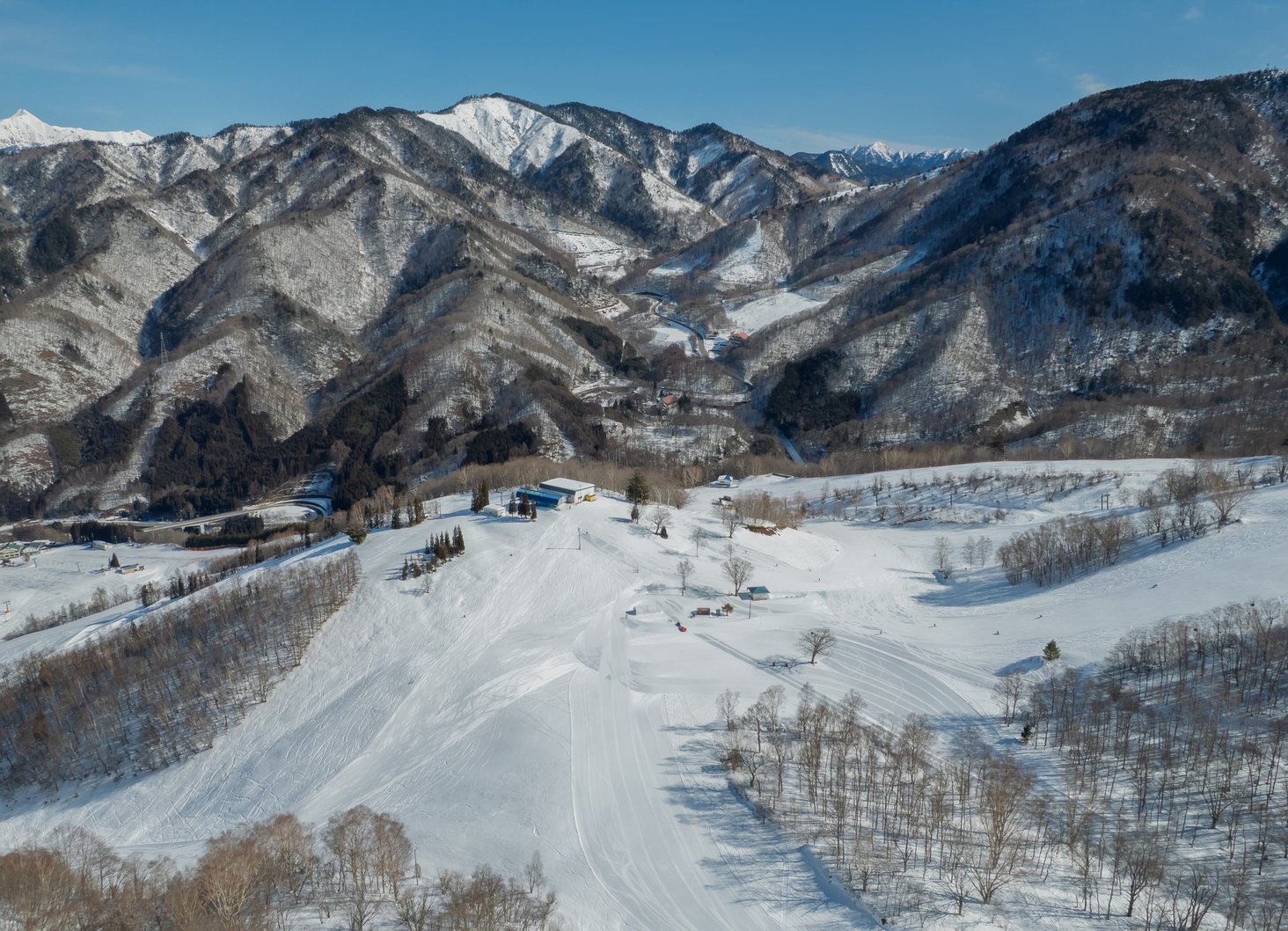北アルプス直下に広がるゲレンデと山並み